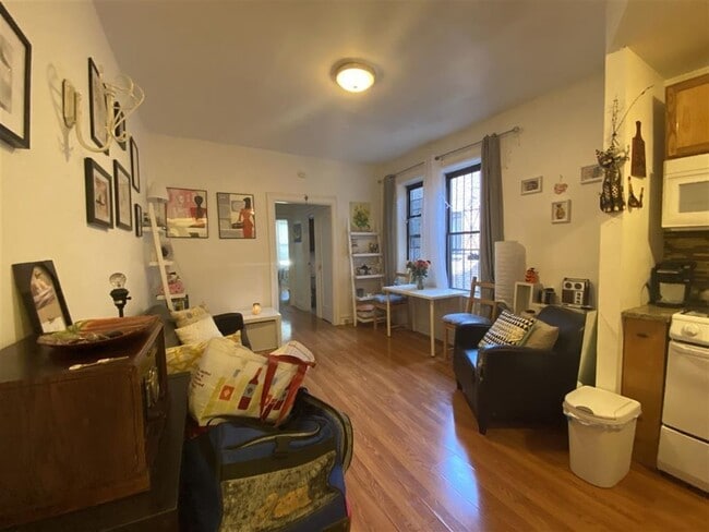 Building Photo - 124 Storms Ave