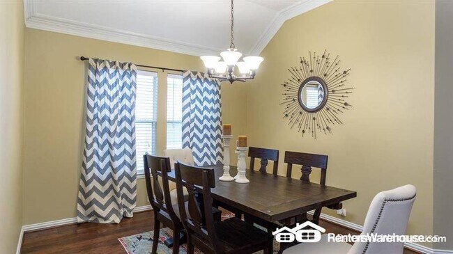 Building Photo - Stunning 3 bedroom, 2 bath in ideal location!