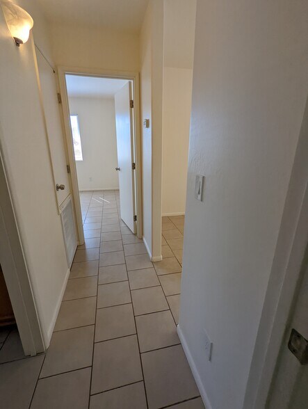 Building Photo - 354 W Hollamon St