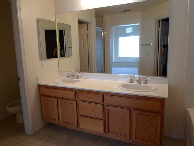 Master bedroom - 460 Middlebury Ct