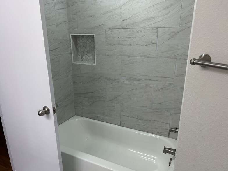 Hall Bath - 3404 Martin Lydon Ave