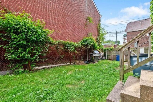 Building Photo - Beautiful 3 Bed/1 Bath in Pittsburgh's Lawrenceville Neighborhood - Prime Location!! - Available ...