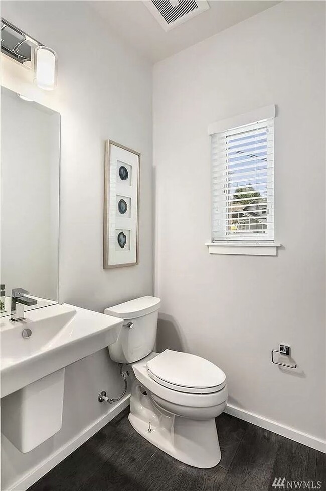 Building Photo - Spacious 4-Bed, 2.5-Bath Townhome with Mod...