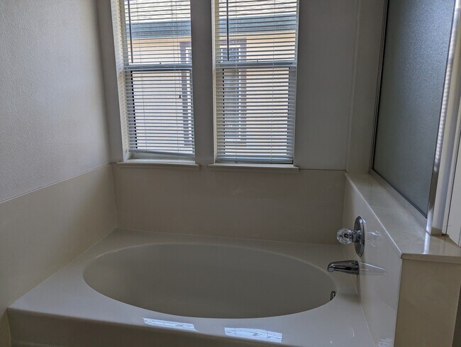 Building Photo - 5 Holtz Ct