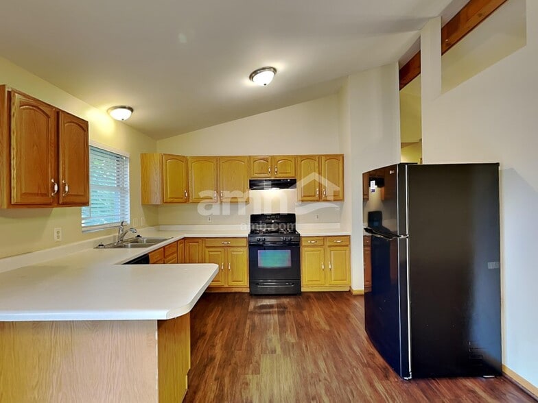 Building Photo - 204 Inverness Trl