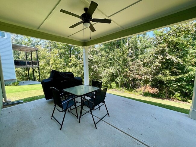 Building Photo - Executive Home in a True Lifestyle Community