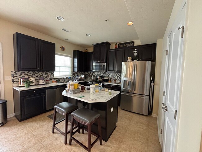 Building Photo - 3 Bedroom Townhome - Carnegie!