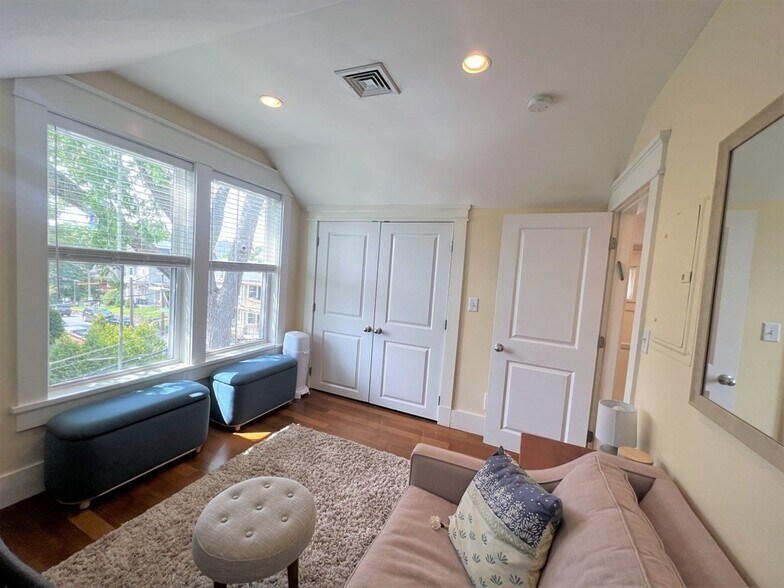 Building Photo - 44 Rockview St