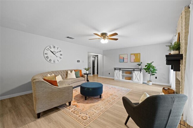 Building Photo - 1702 Oakridge Dr