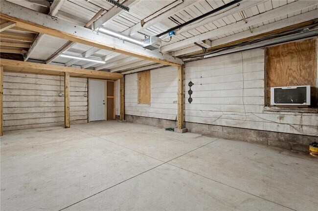 Building Photo - 375 N Main St