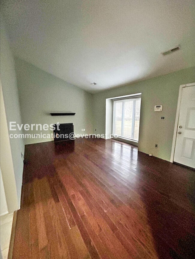 Building Photo - Cozy Home with Driveway Parking and Laundry Hookups