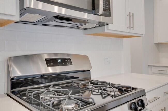 Building Photo - End-unit 3 bedroom townhome with Screened Porch!