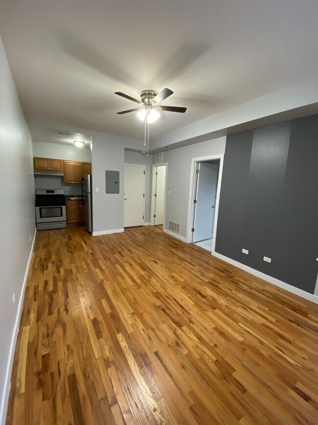 Building Photo - 7456 N Greenview Ave