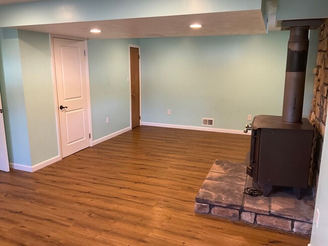 Building Photo - Spacious 3bed 3 bath Split-Level in Bethel...