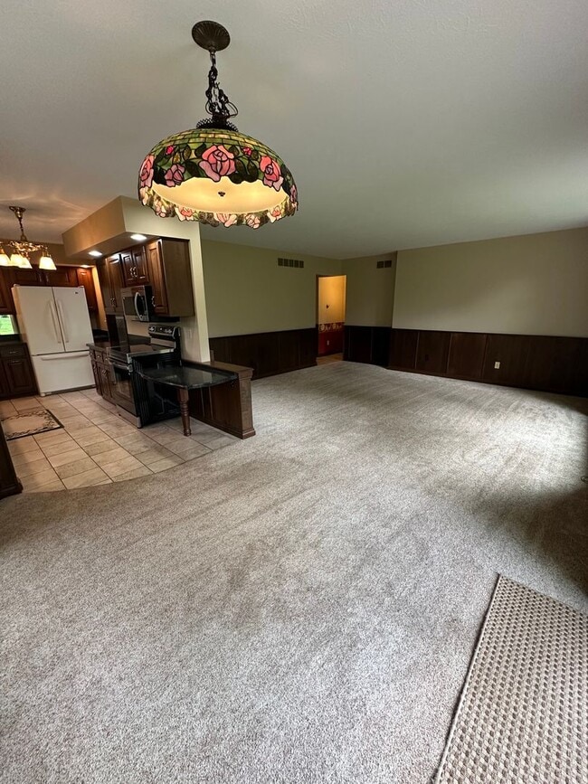 Building Photo - 2 Bedroom Condo - Goshen