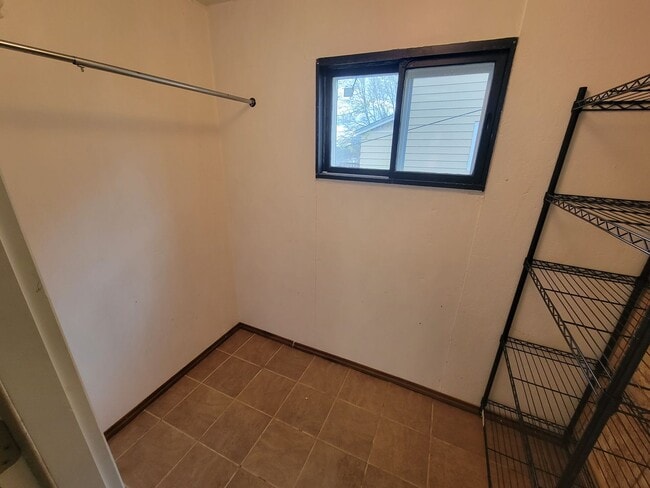 Building Photo - AVAILABLE JUNE - 4 Bed 1 Bath Located In East Hillside