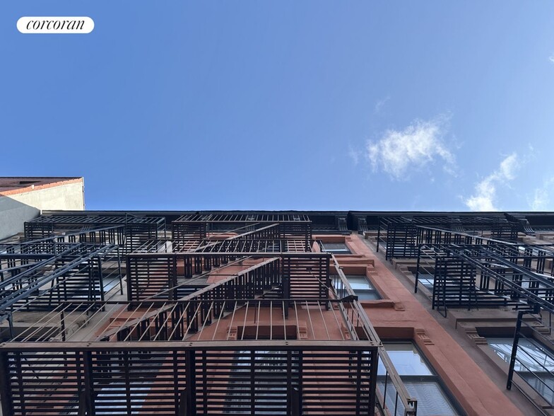 Building Photo - 215 E 118th St
