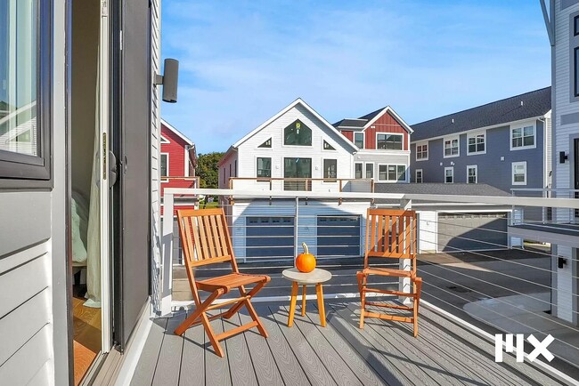 Building Photo - 627 Fairview Ave NE