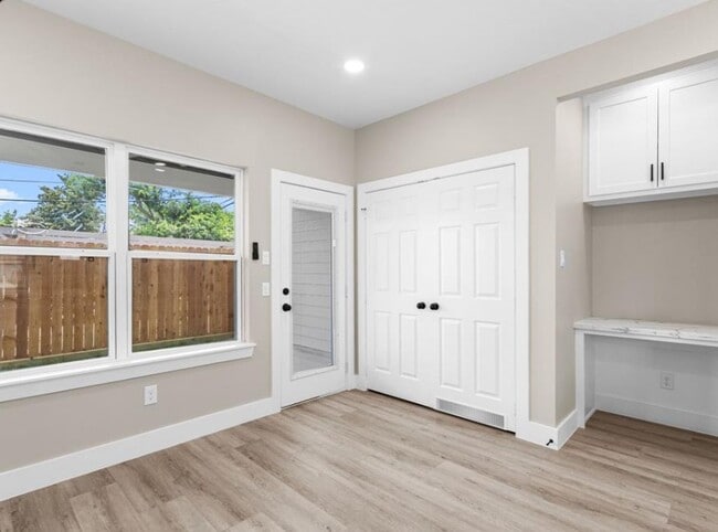 Building Photo - 102 Schade Ln