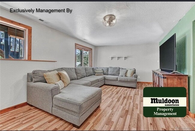 Building Photo - Available soon! Spacious home in Florissant!