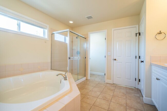 Building Photo - 5Br/3.25Ba Sammamish Home