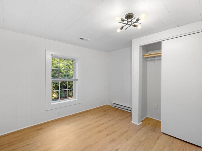 Building Photo - 532 E Iredell Ave