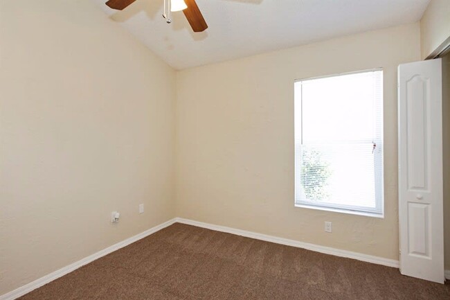 Building Photo - 1041 Park Hill Dr