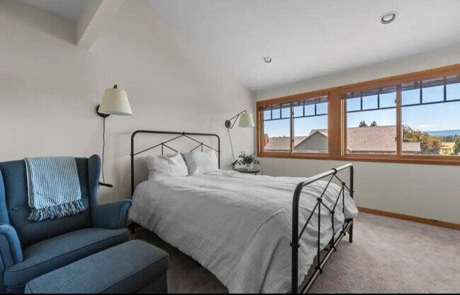 Building Photo - Stunning 4-bedroom/2-bath with pristine Mt. Views in Pine Meadow!