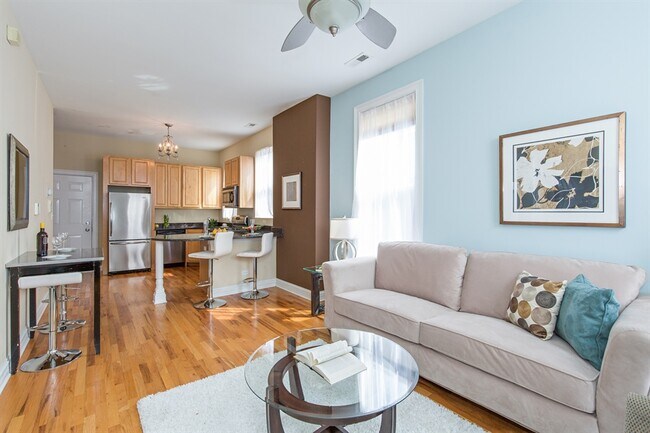 Building Photo - 2717 W Evergreen Ave