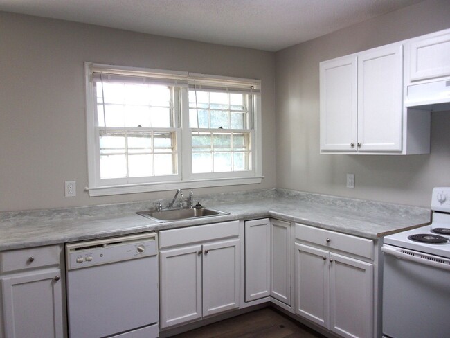 Primary Photo - Renovated 2 Bedroom 1 1/2 Bath Townhome - ...