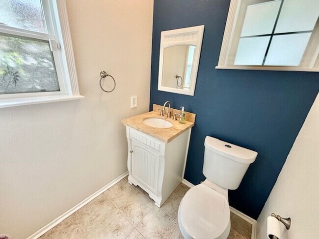 Building Photo - Oxnard | Seabreeze Gated Community | 3 Bedroom + 2.5 Bathroom | Corte Las Holas