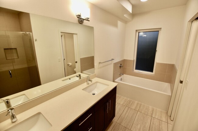Building Photo - Gorgeous Eastlake Townhome - Stellar Locat...