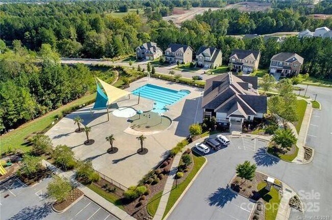 Building Photo - 2076 Waverly Ct