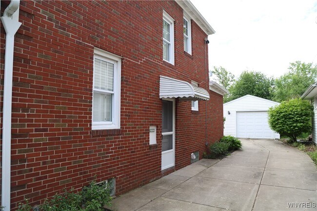 Building Photo - 31 University Ct