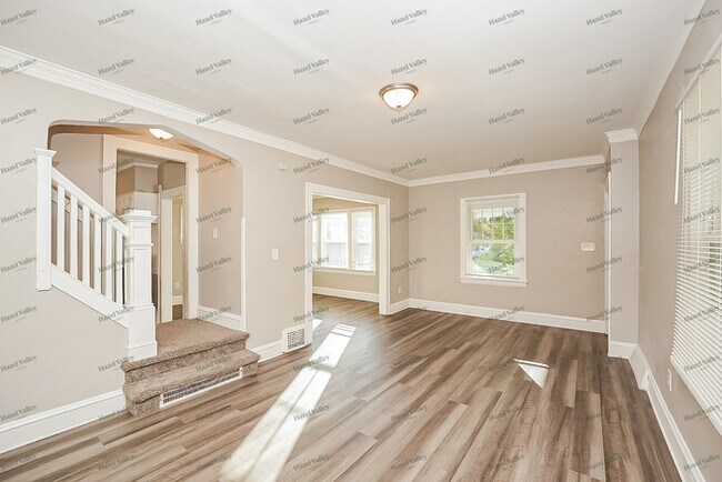 Building Photo - 1071 Selwyn Rd