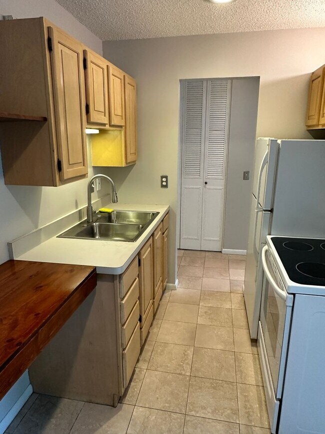 Building Photo - Charming 1BR Condo in Uptown Minneapolis