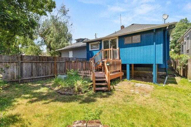 Building Photo - Spacious 3 bedroom, 1 Bath House in Inner SE Portland - Everything Right at Your Doorstep!