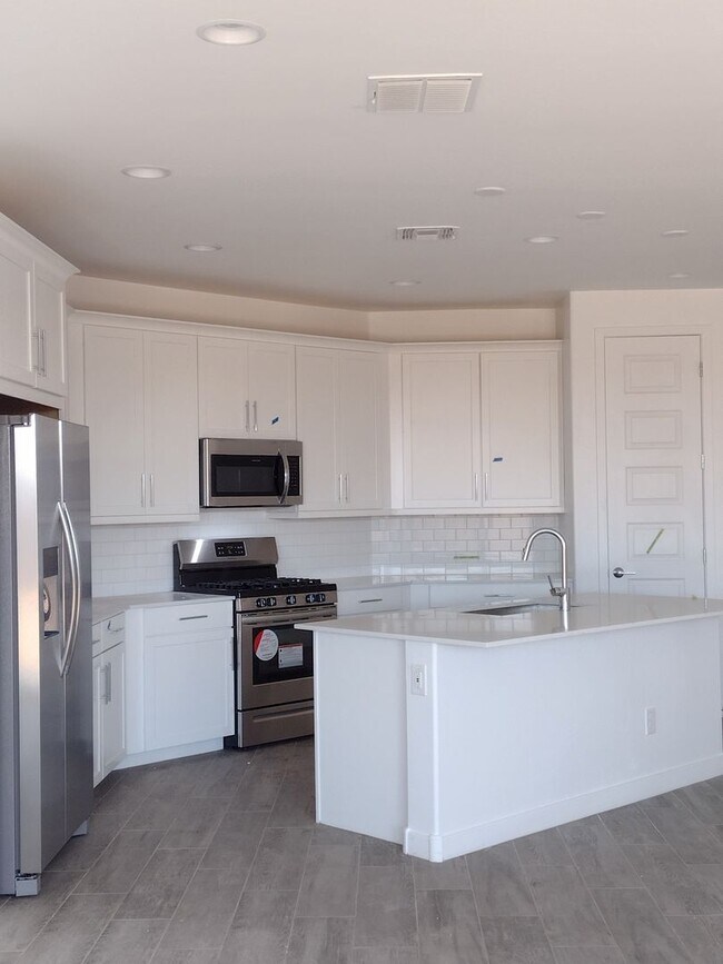 Building Photo - NEWER BUILD IN BEAUTIFUL GATED PHOENIX COMMUNITY!