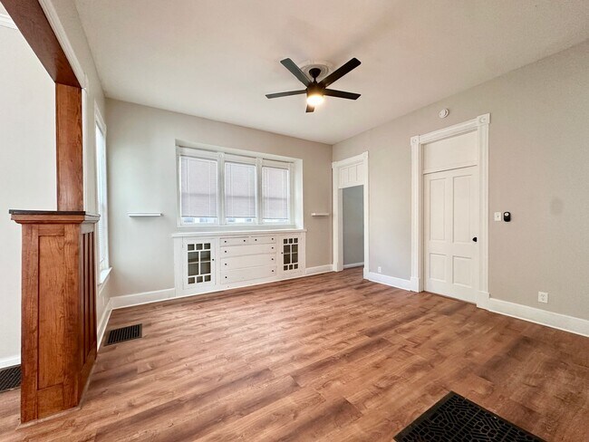 Building Photo - Charming 2 Bed / 1 Bath Home with Garage &...