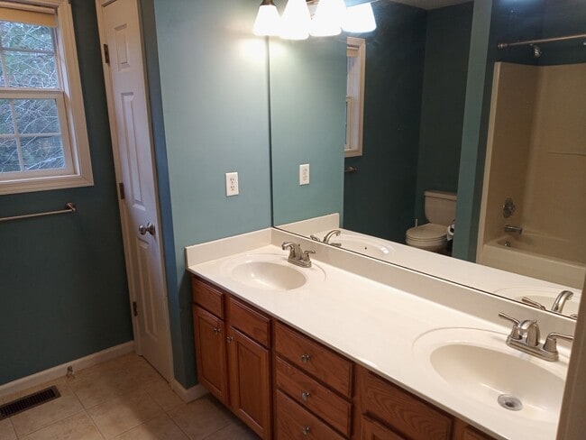 Building Photo - Gorgeous home in Weaverville available now!