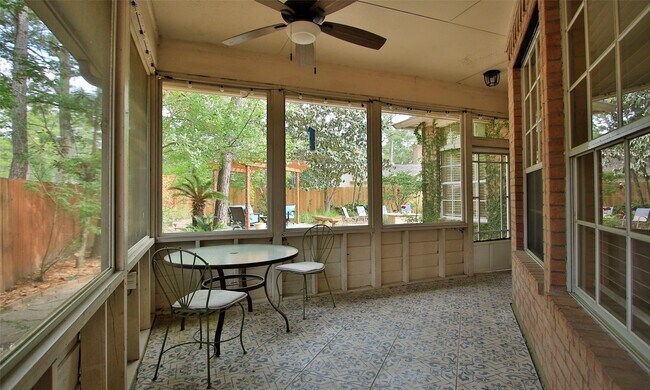 Building Photo - 19 E Sunny Slope Cir