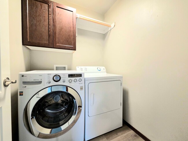 Building Photo - 3-Bed, 2.5-Bath Townhome w/ 2-Car Garage! *Eastmont School District*