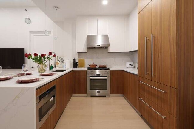 Building Photo - 35-32 Leavitt St