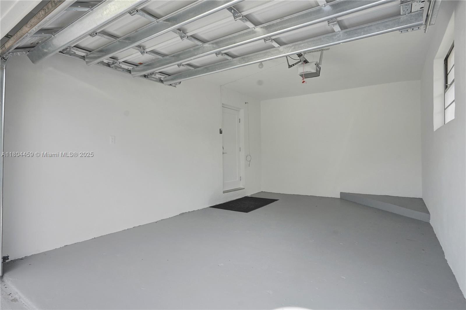 Building Photo - 845 Ludlam Dr