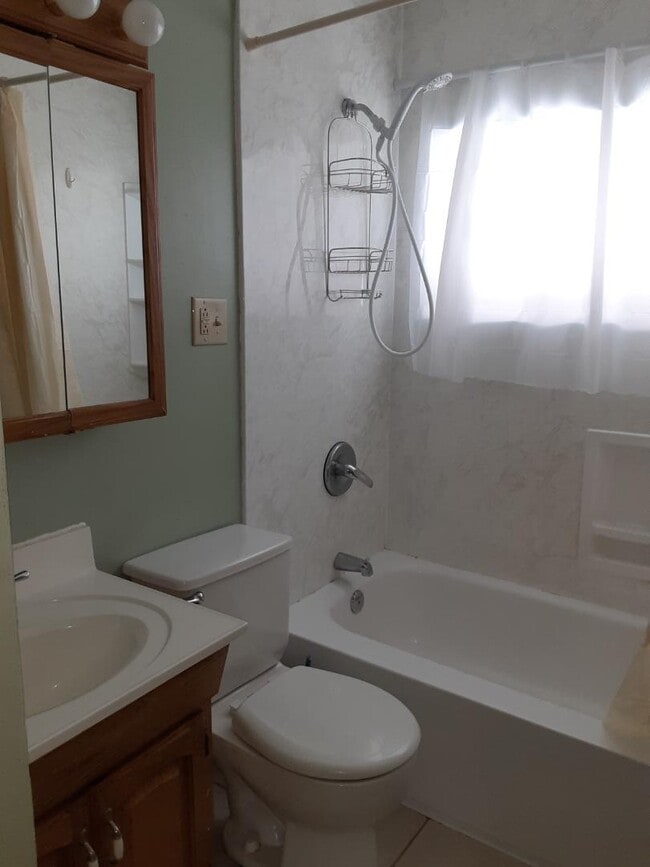 Building Photo - 4230 Woodmere Dr