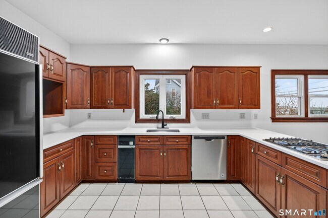 Building Photo - 82 Limewood Ave