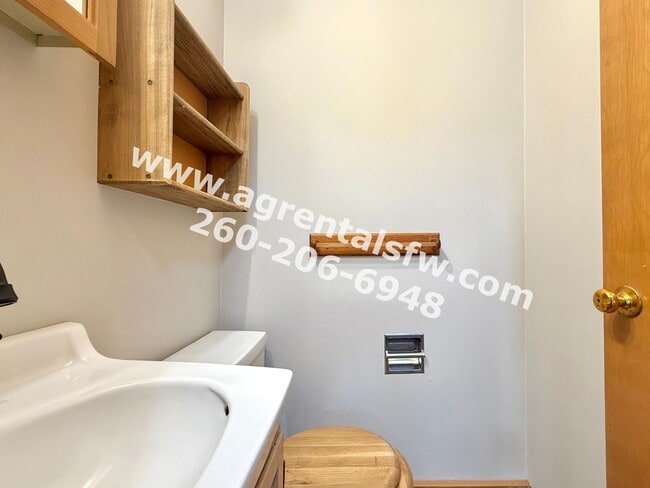 Building Photo - 3 Bedroom House