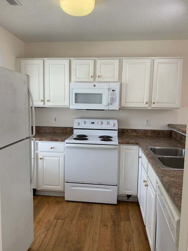 Building Photo - 2 Bedroom, 2 Bath Condo in Holton Place - ...