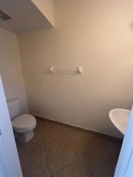 Building Photo - 211 E Thatch Palm Cir