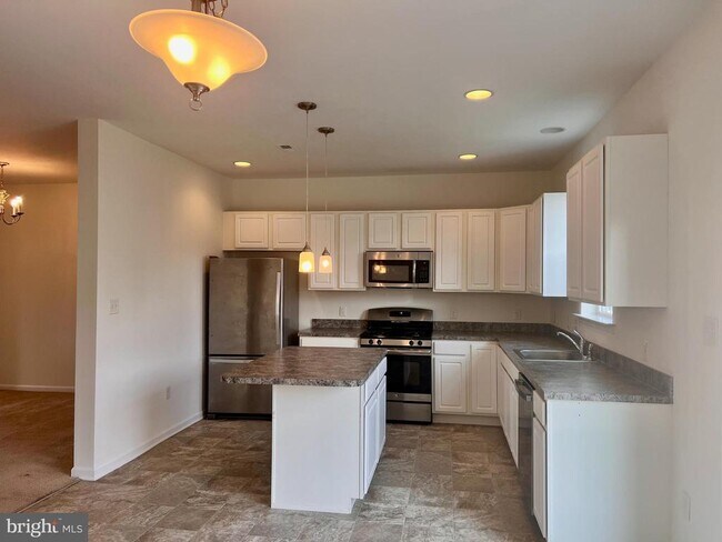 Building Photo - 654 Jacobsen Cir